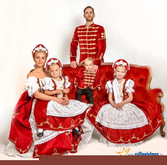 Díszmagyar bordó családi kép